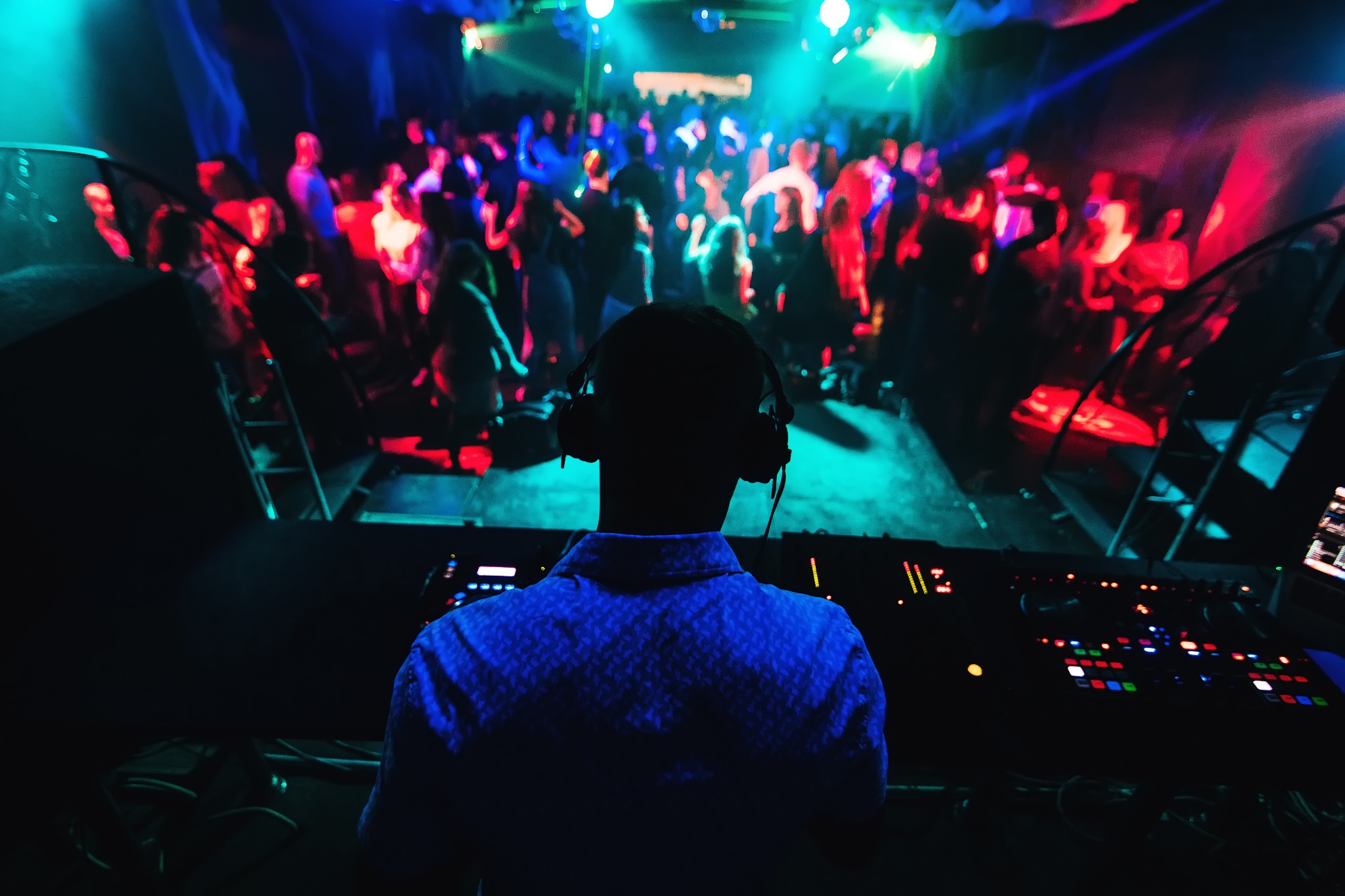 DJ actuando ante el público en un club